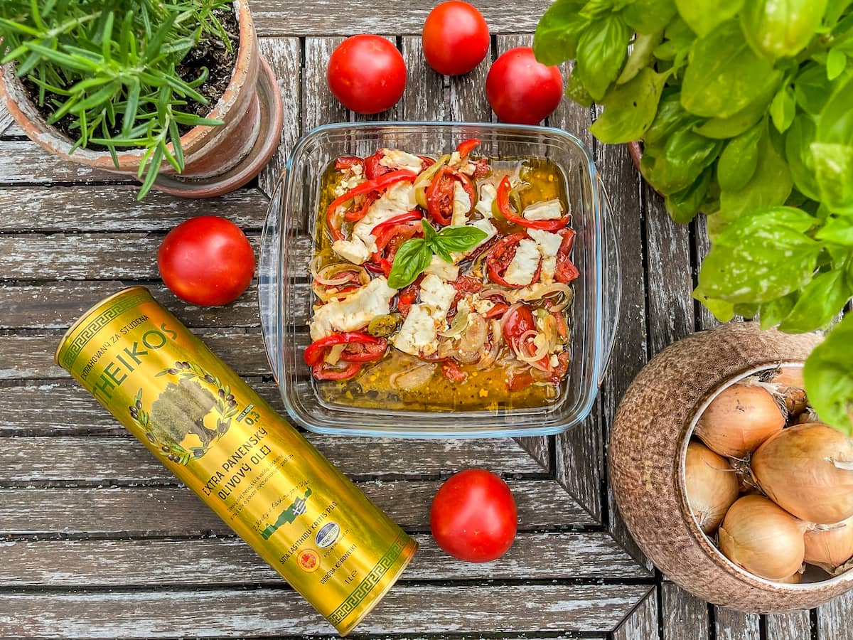 Zapečená feta s rajčaty, cibulí, paprikou a extra panenským olivovým olejem Theikos